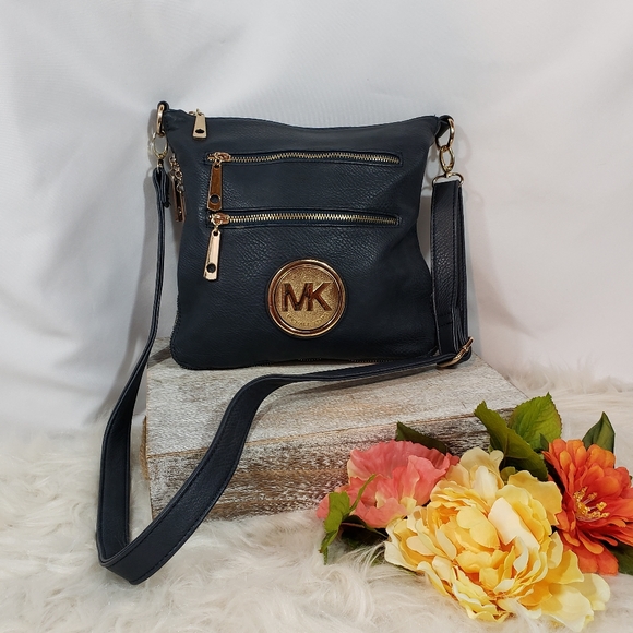 Handbags - 💥✴  2/$20  Navy Faux Leather Crossbody